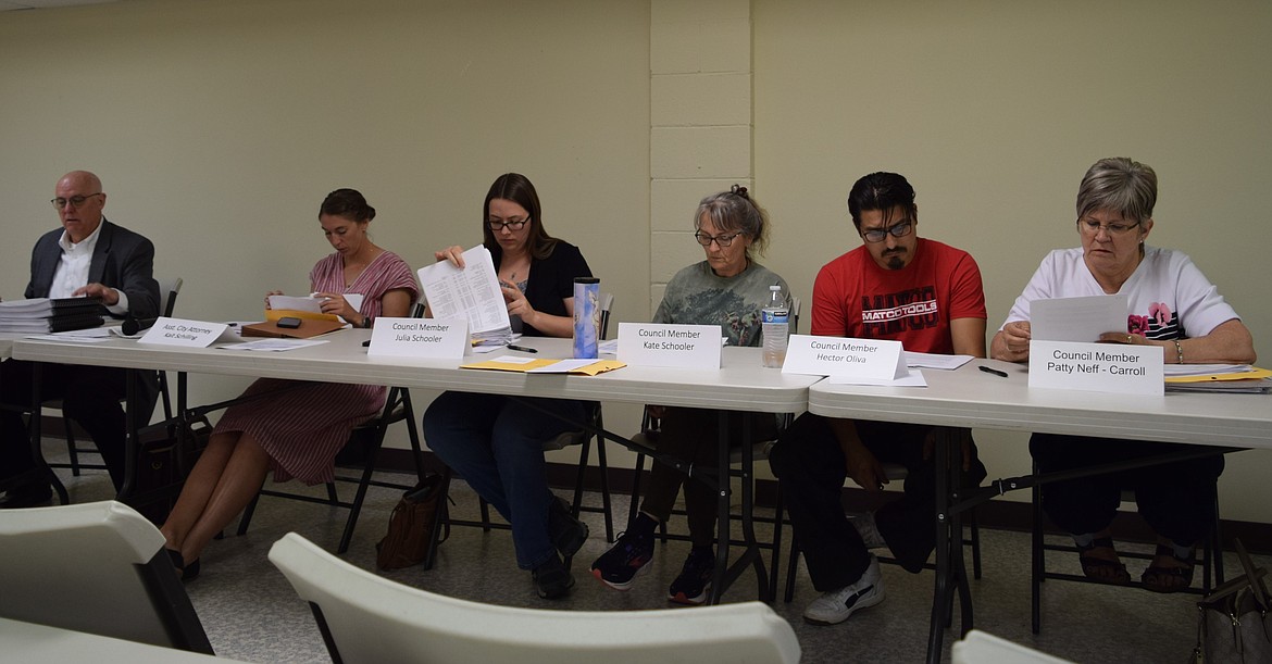 From left, City Attorney Chuck Zimmerman, Assistant City Attorney Kait Schilling and George City Council members Julia Schooler, Kate Schooler, Hector Oliva, and Patty Neff-Carroll discuss George’s possible participation in the proposed Q-Plex indoor recreation facility.