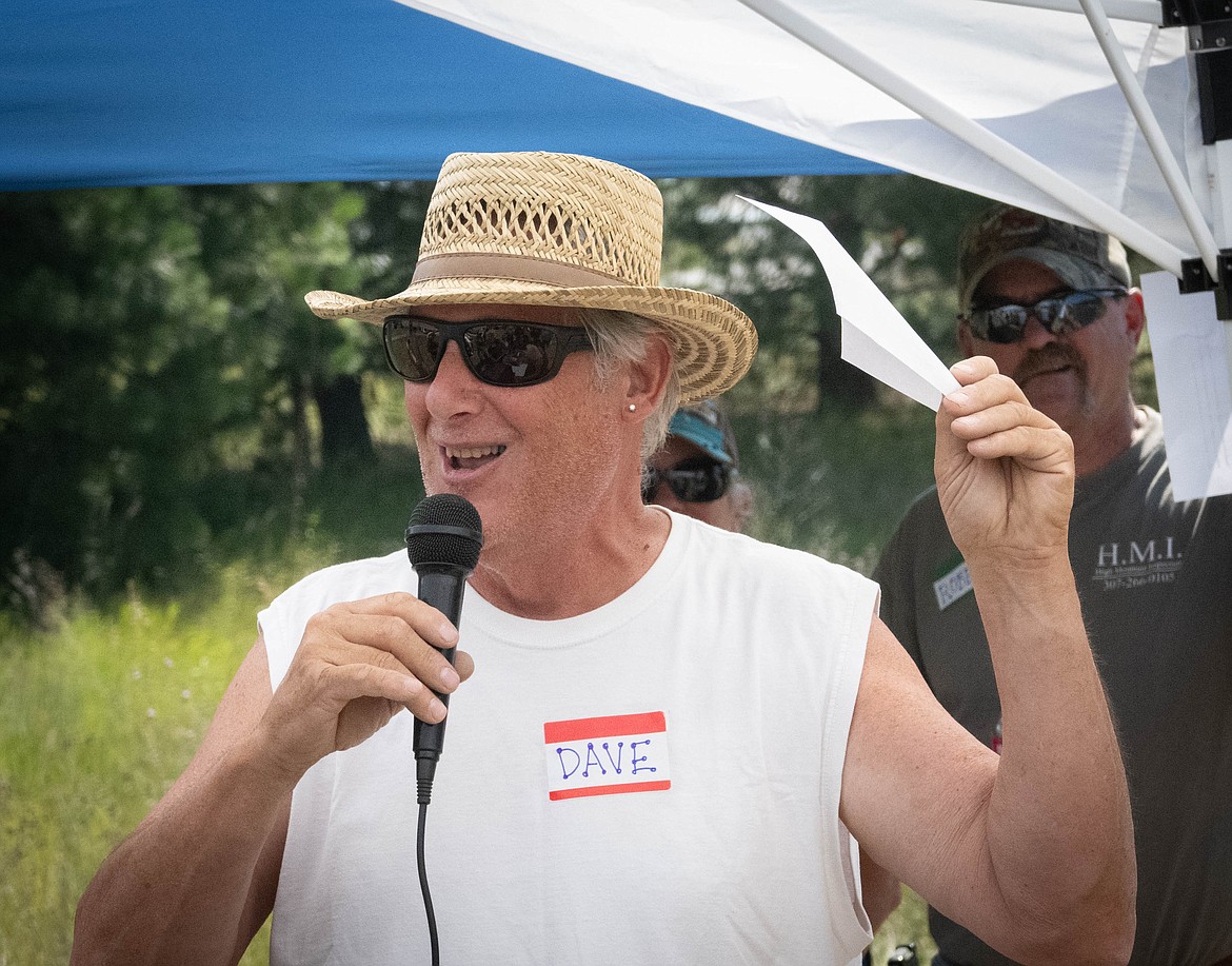 Dave Mitchell explains the race rules. (Tracy Scott/Valley Press)