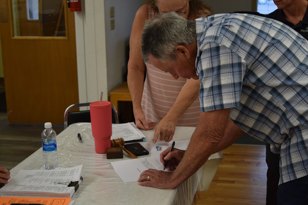 Newly appointed Council Member Fred Slipper signs the paperwork to officially fill position No. 2 on the Soap Lake City Council. Slipper’s term will go until Jan. 1, 2024.