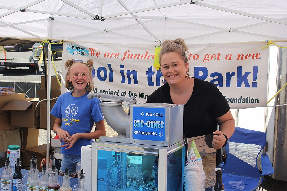 The Pool in the Park committee were selling hotdogs, burgers, snow-cones, chips and soft drinks as their fundraising continues for a brand-new swimming pool to be built in Eva Horning Park. (Monte Turner/Mineral Independent)