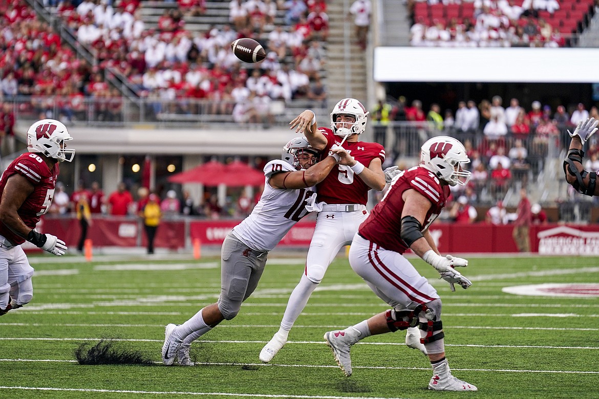 Washington State defensive end Ron Stone Jr. (10) makes contact with former Wisconsin quarterback Graham Mertz. Stone said that stopping Wisconsin’s rushing attack comes down to the physicality of the defense.