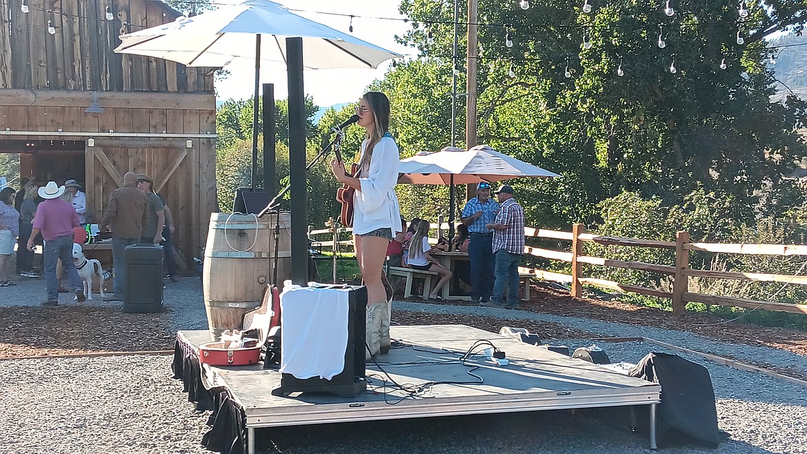 Halladay Quist entertains the audience at the Freedom Fest. The event included kids activities like horse rides, face painting and a bouncy houses. All agreed it was an enjoyable nonpartisan afternoon courtesy of Steve and Christine DeLisle. (Monte Turner/Mineral Independent)