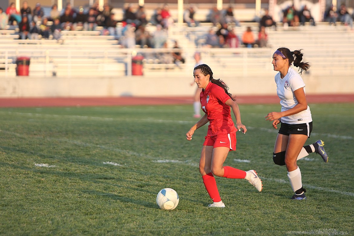 Othello senior Naraiah Guzman takes the ball upfield against East Valley (Yakima) during a game in the 2022 season.