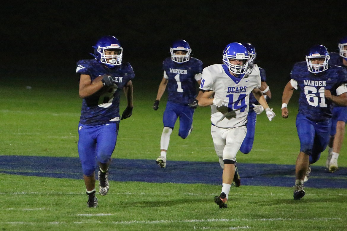 A long kickoff return by sophomore Gustavo Canales (8) in the second quarter set up Warden’s first touchdown, a 20-yard pass from freshman Kameron Jensen to senior Angel Lino Segoviano.