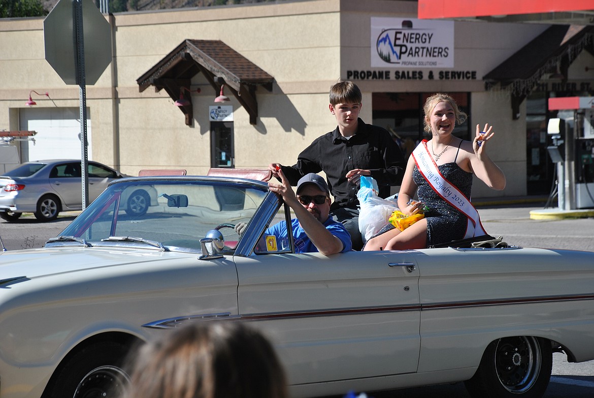 Lane DiGiando and Kelton Pyles toss candy and wave as they ride in style as the sophomore class royalty. (Mineral Independent/Amy Quinlivan)