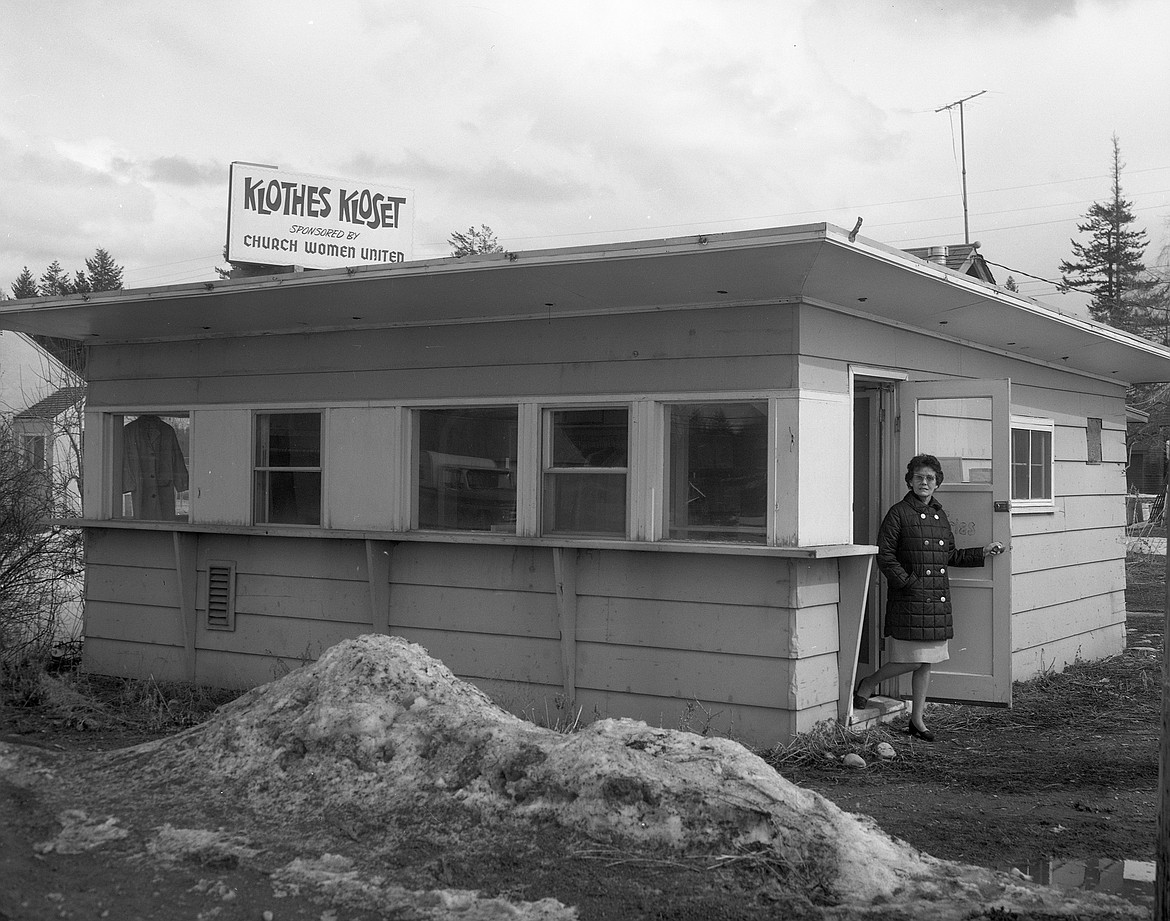 The Klothes Kloset on Nucleus Avenue in 1970. H.O. Sallee was president of Church Women United. The original building was previously a drive-in restaurant. (Mel Ruder photo)