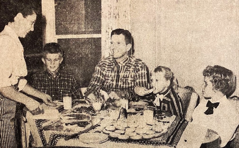 Mr. and Mrs. Gil Yates with children, from left, Dexter, Pamela and Patty.