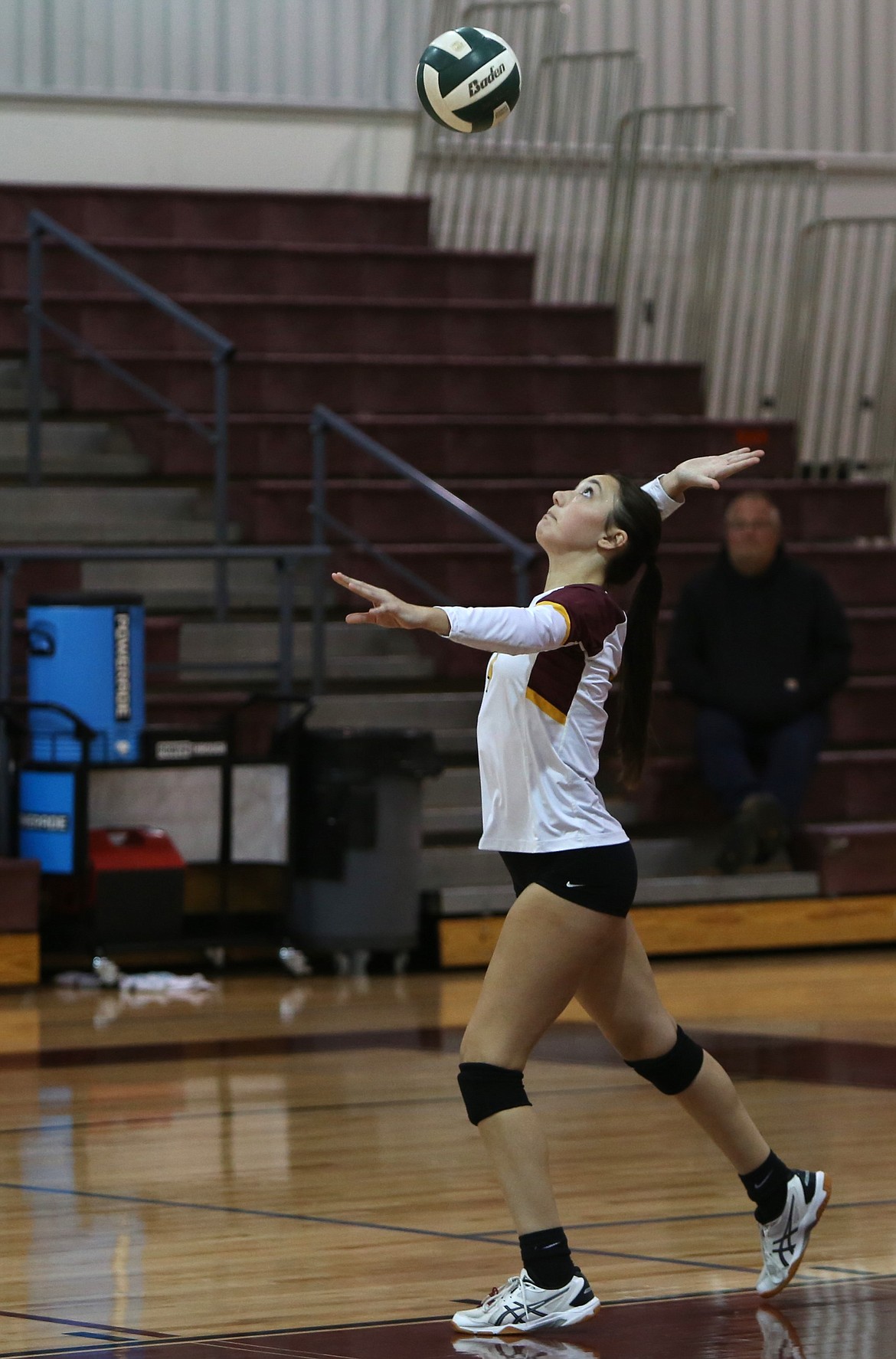 Moses Lake senior Paytan Andrews serves the ball during the first set against Davis.