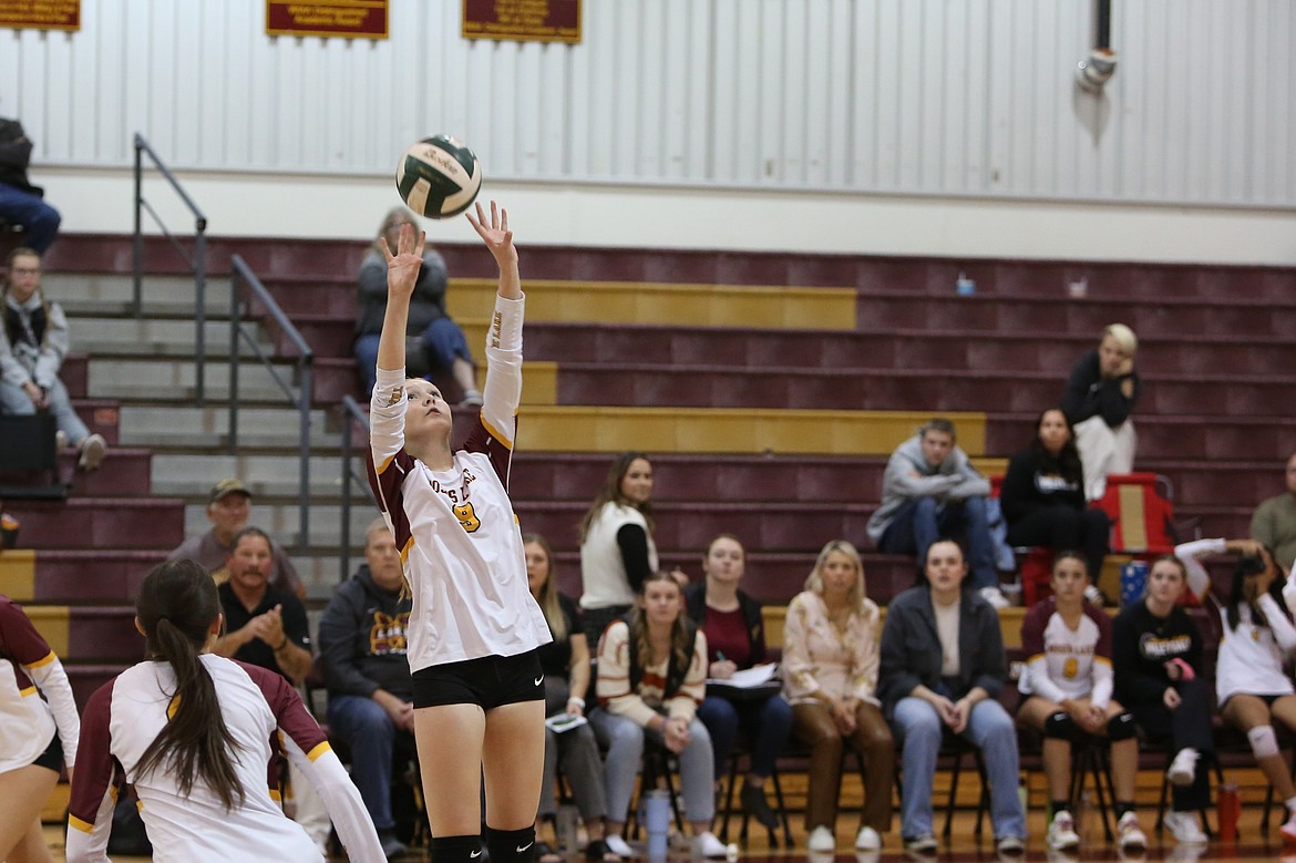 Moses Lake junior Kaelsey Wiltbank (9) sets the ball in the first set against Davis. Wiltbank had 39 assists against the Pirates.