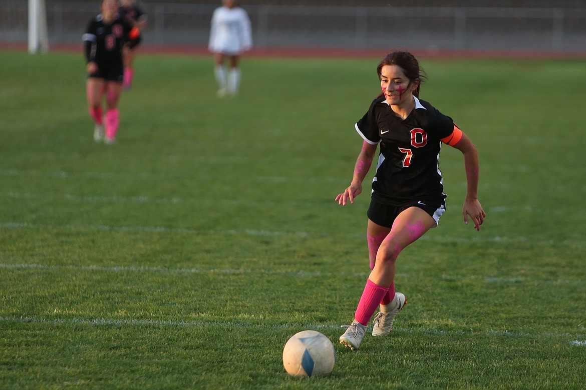 Othello senior Naraiah Guzman runs upfield toward the Grandview net.