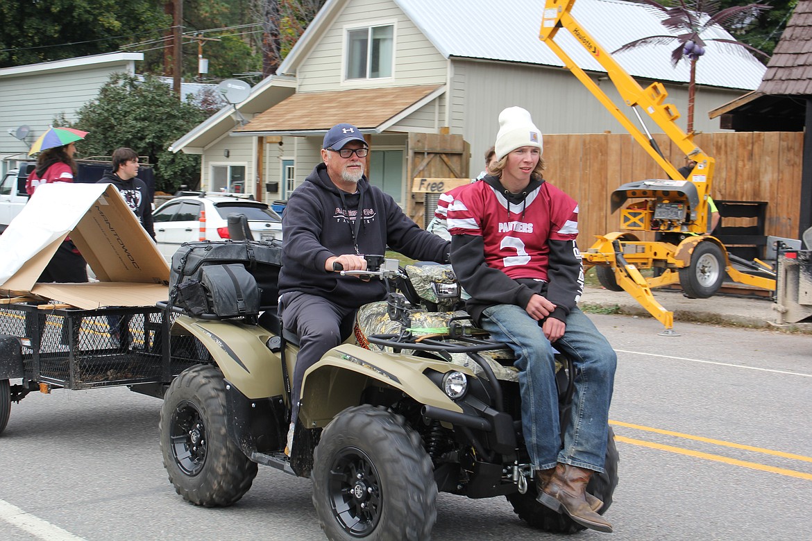 The Alberton homecoming parade makes its way through town. (Monte Turner/Mineral Independent)