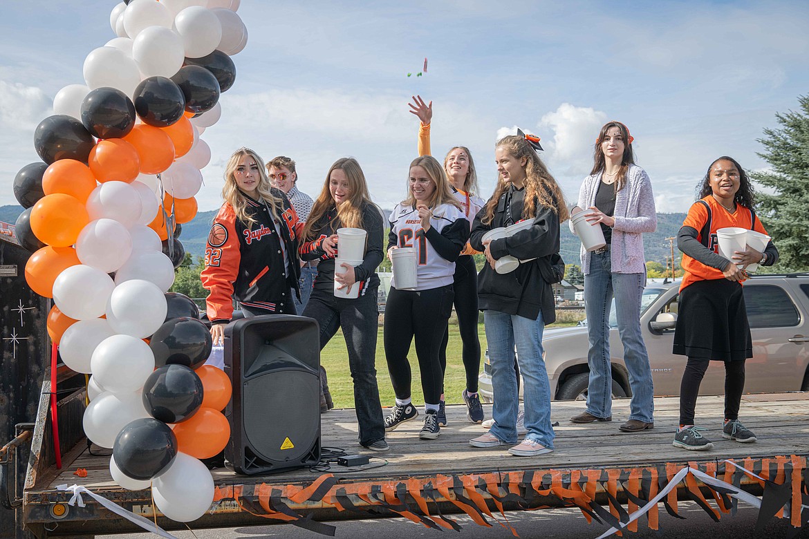 Students ride on in the homecoming parade. (Tracy Scott/Valley Press)