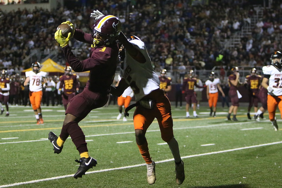 Moses Lake senior receiver Joel Middleton (3) catches a two-point conversion in the second quarter of the Mavericks’ 59-14 win over Davis on Friday. Middleton caught three touchdowns in the win.