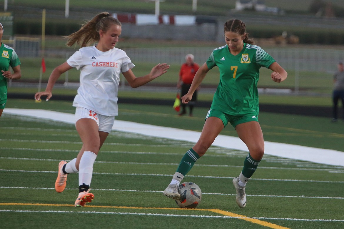 Quincy sophomore Hayden Morris maintains possession of the ball against the Cashmere defense.