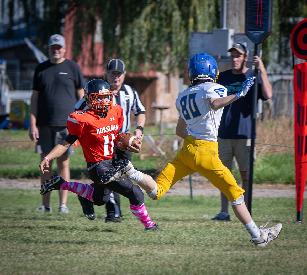 Plains' Nick Hill runs back a kickoff for a touchdown against Victor. (Tracy Scott/Valley Press)