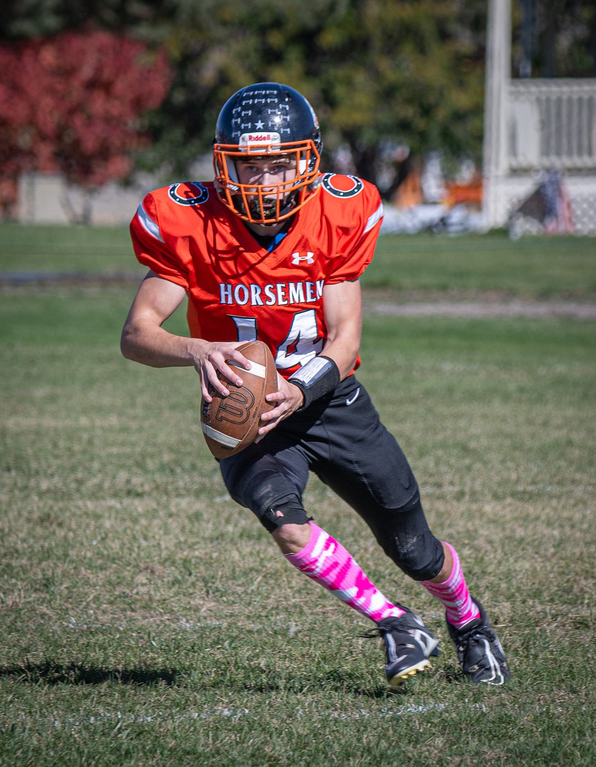 Plains quarterback Darren Standeford scrambles for yards against Victor. (Tracy Scott/Valley Press)