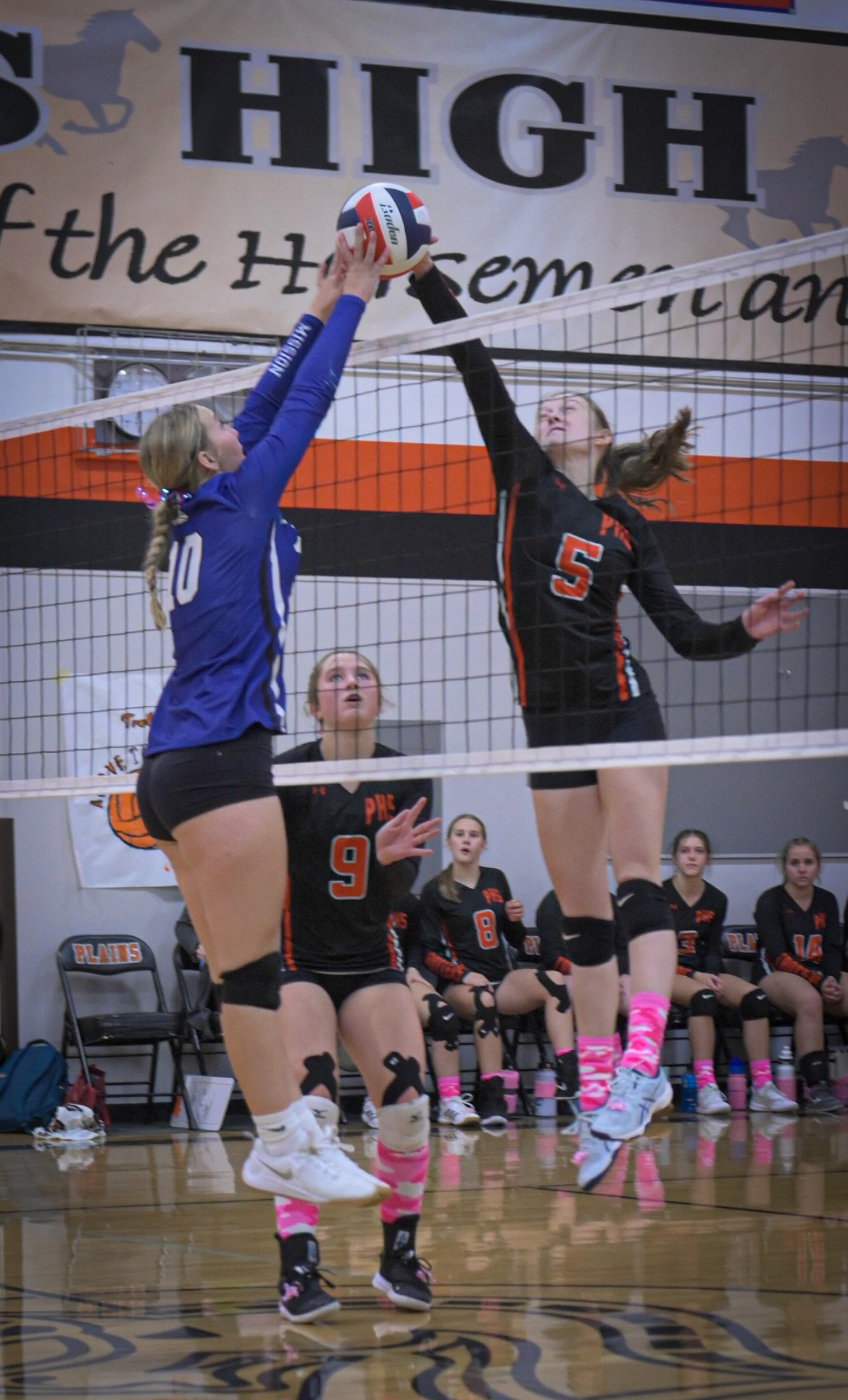 Plains' Teagan Saner and Mission Bulldog Lzzy Evans soar at the net. (Tracy Scott/Valley Press)