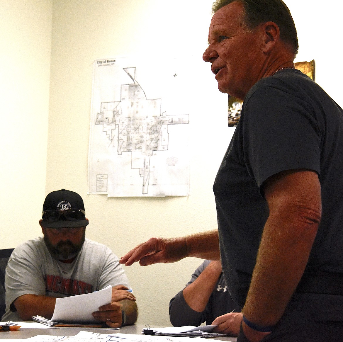 Community member Gene Vey asks a question about the proposed Mission Valley Homesites subdivision at the Ronan Planning board meeting. (Berl Tiskus/Leader)