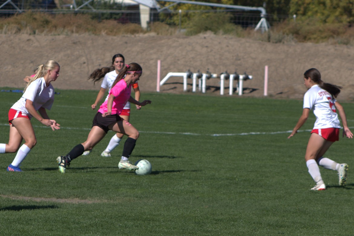 The Ephrata Tigers defeated Othello 2-1 on Saturday after the Tigers scored a goal late in the second half.