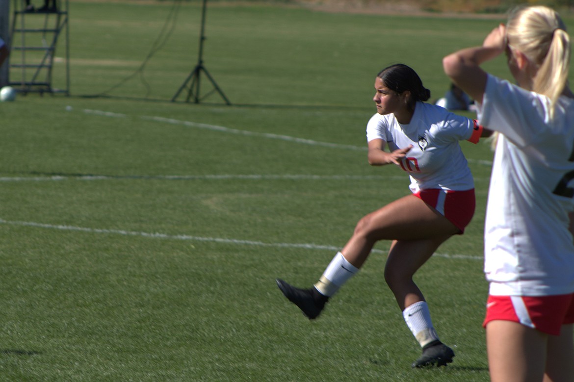 Othello senior Stephanie Gonzalez (10) takes a free kick against Ephrata on Saturday.