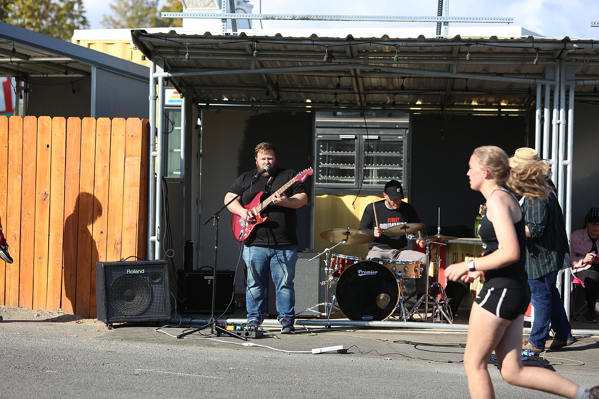 Runners were treated to live music during the final stretch of Thursday’s race.