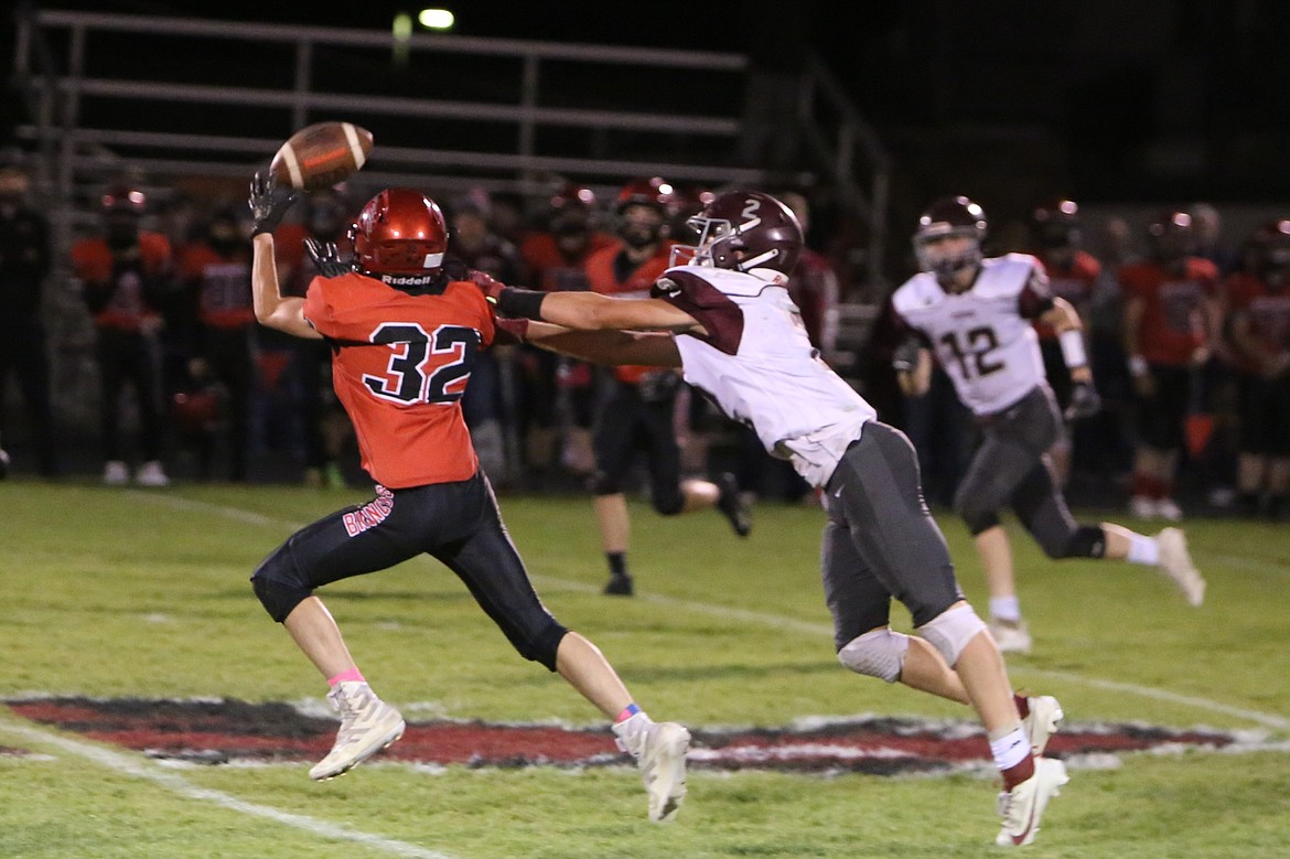 Lind-Ritzville/Sprague sophomore Kaleb Kuykendall (32) catches a 28-yard pass during the third quarter of Friday’s game against Reardan.