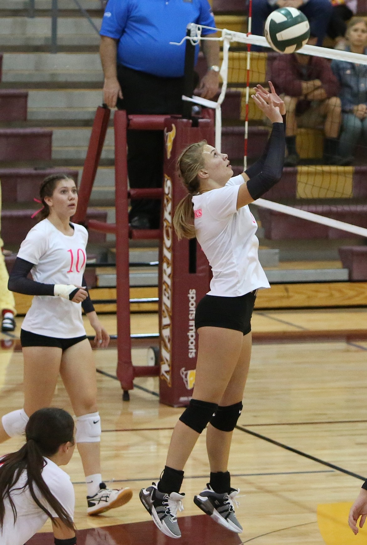 Moses Lake senior Kylee Voss sets the ball during the second set against West Valley (Yakima).