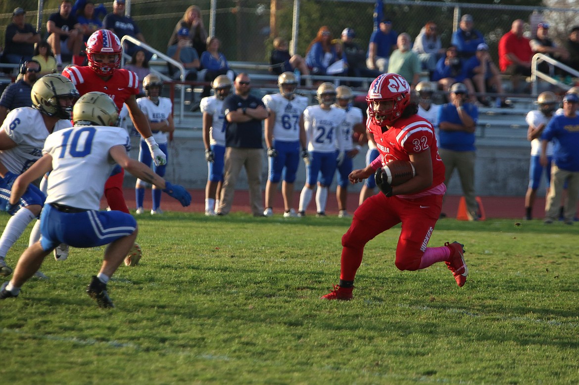 Othello junior Jordan Deleon (32) carries the football in the first quarter against Kelso. Deleon scored two touchdowns in Friday’s win.