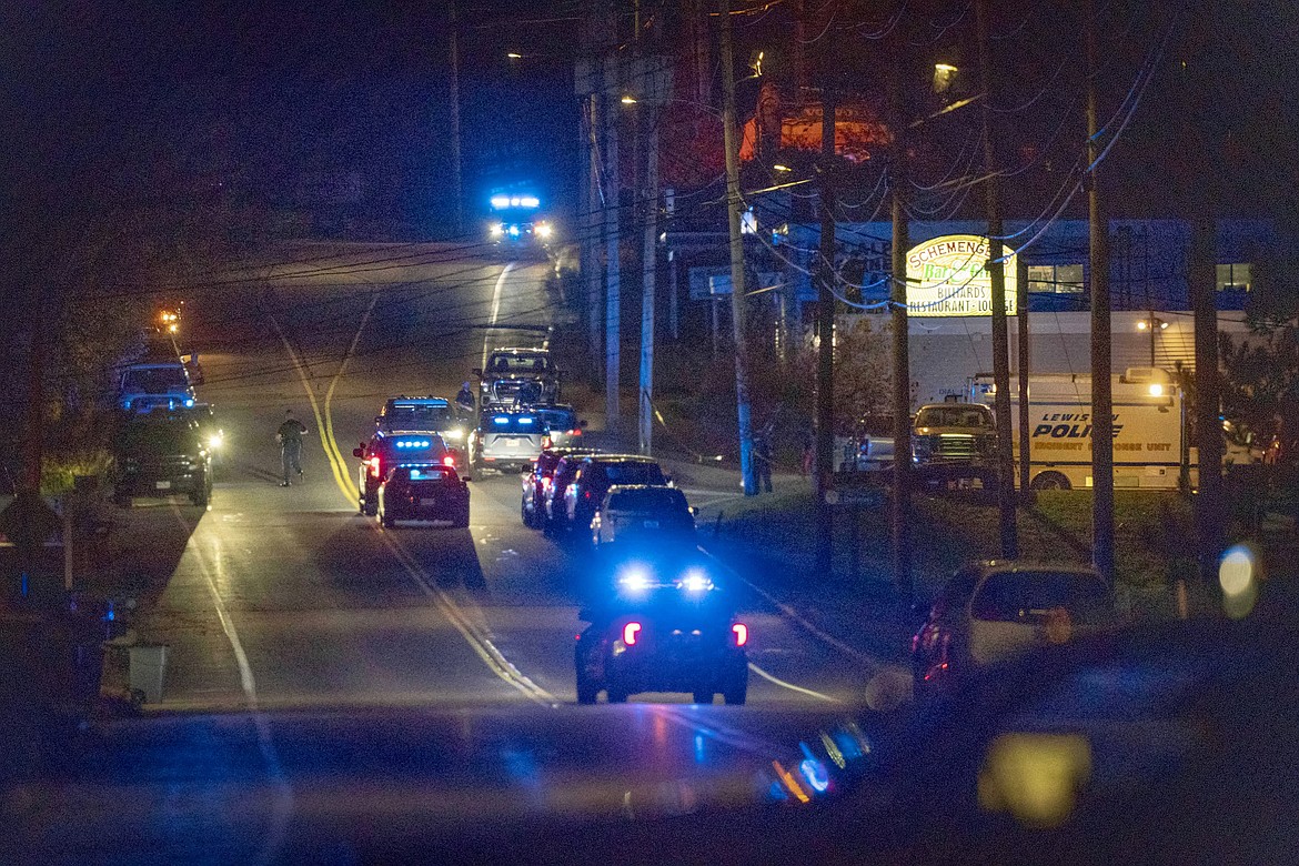Heavily Armed Police Surround Home In Search For Suspect In The Fatal Shooting Of 18 In Maine 5873
