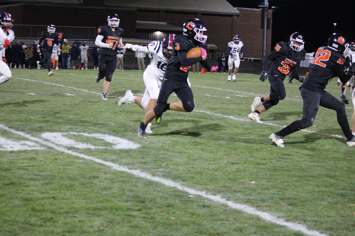 Colton Klingenberg (3) navigates through the Ellensburg defense.