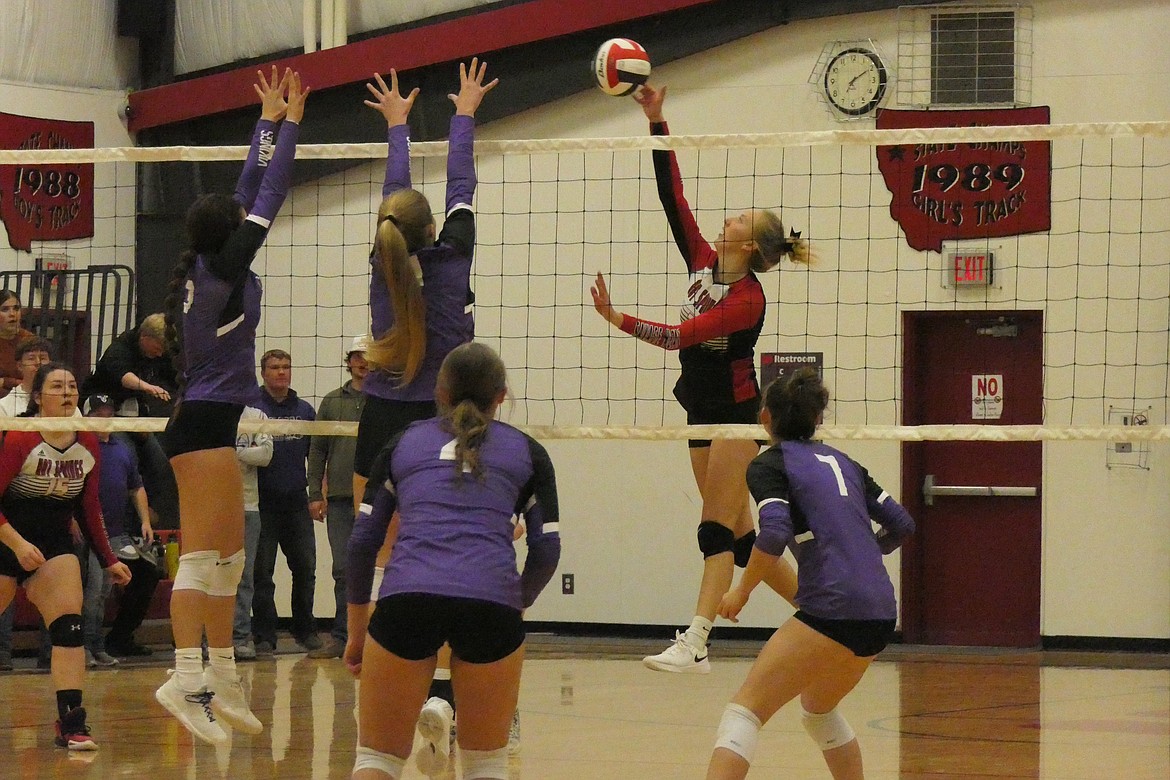 Hot Springs senior Lauren Aldridge (7) battles it out with Charlo sophomore Leah Cahoon during their championship match at the District 14C volleyball tournament in Hot Springs last Friday.  (Chuck Bandel/VP-MI)