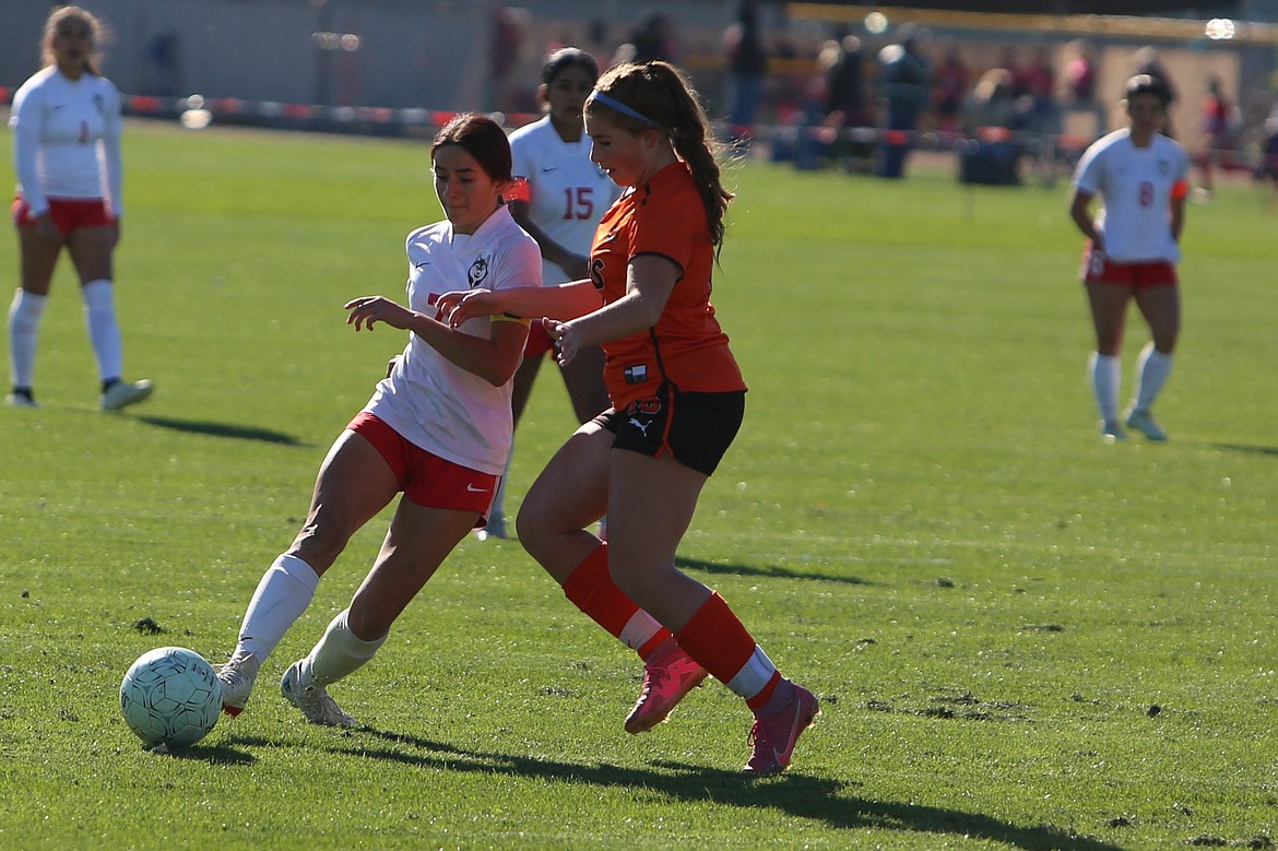 Othello senior Naraiah Guzman, in white, works against the Tiger defense in the first half Saturday.