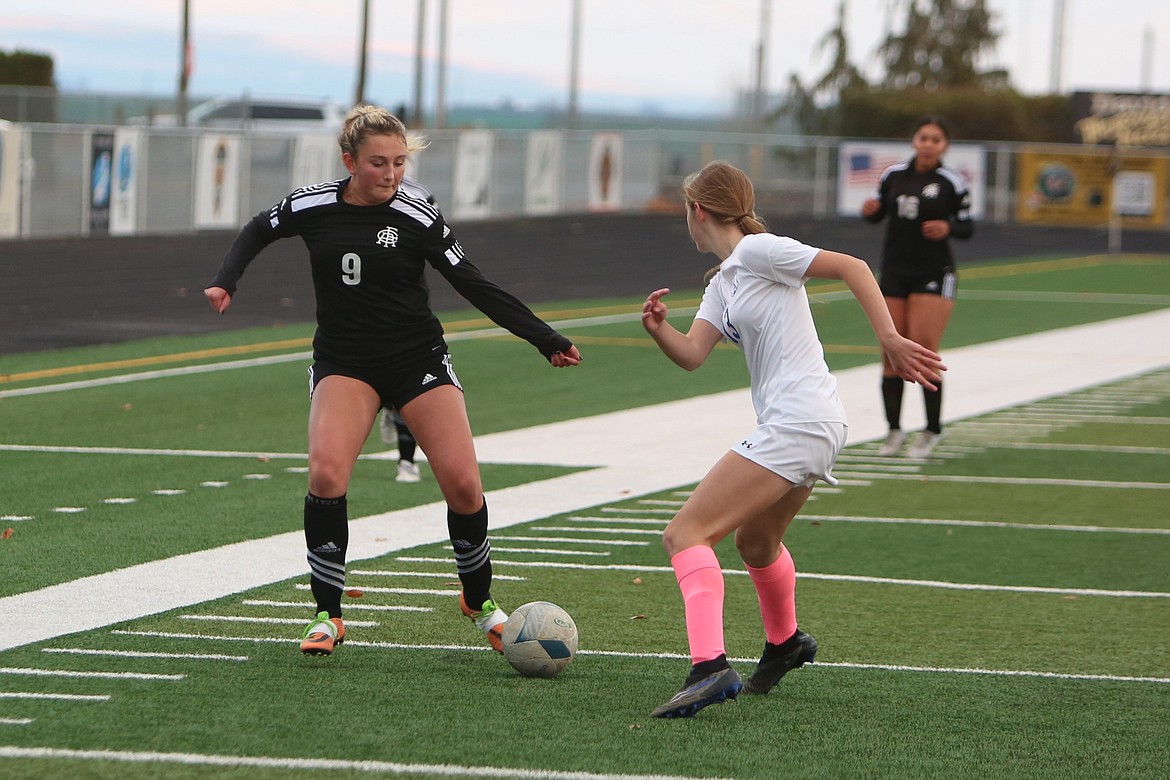 Royal sophomore Taylor Webb (9) starts to pass to a teammate in the first half.