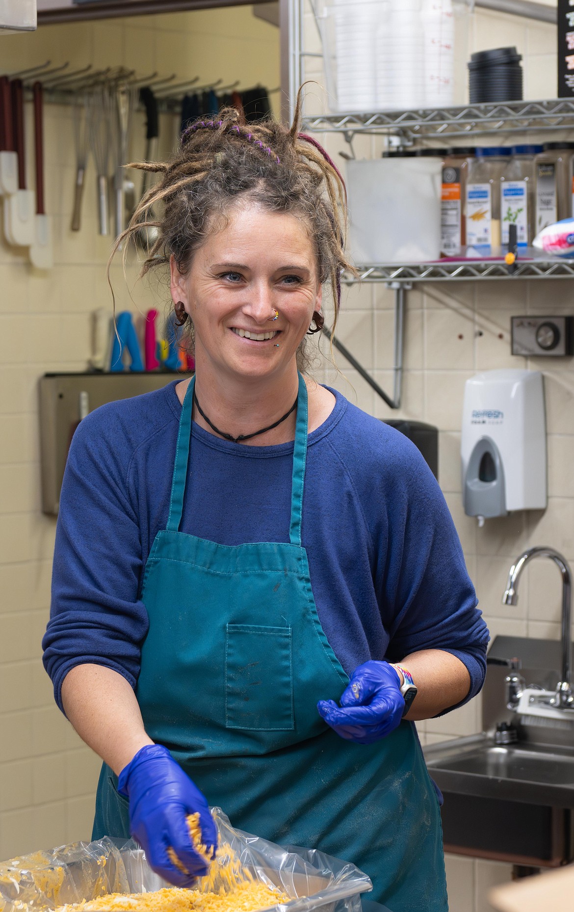 Mindy Richards prepares lunch for Plains students. (Tracy Scott/Valley Press)