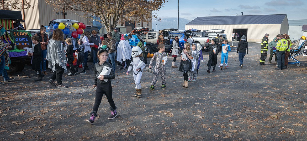 Plains School K-6 graders take advantage of the Trunk or Treat event. (Tracy Scott/Valley Press)