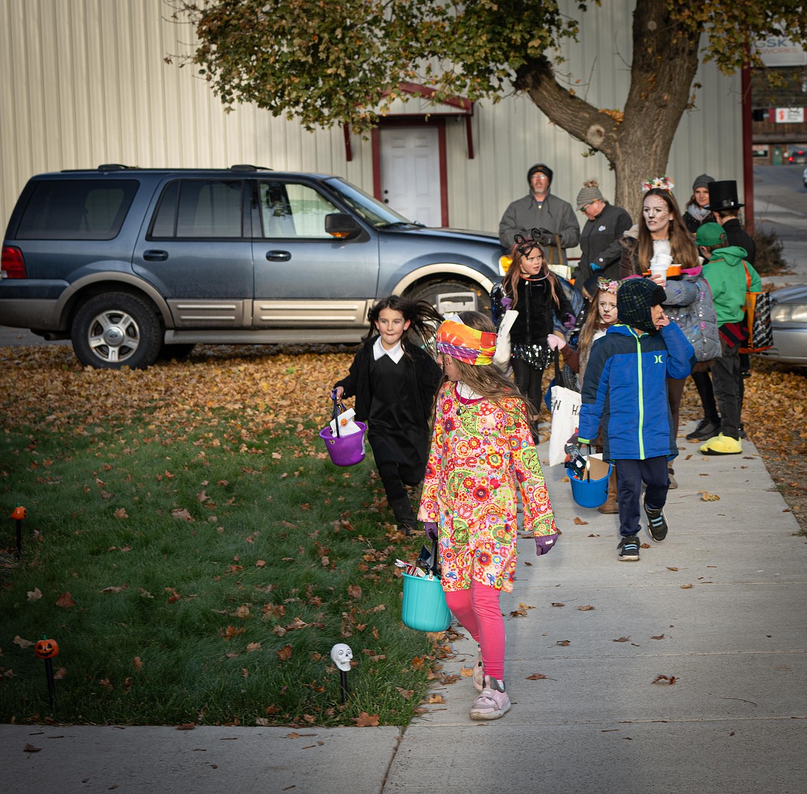 Plains streets filled with trick or treaters near Sunset Hills Funeral Home. (Tracy Scott/Valley Press)