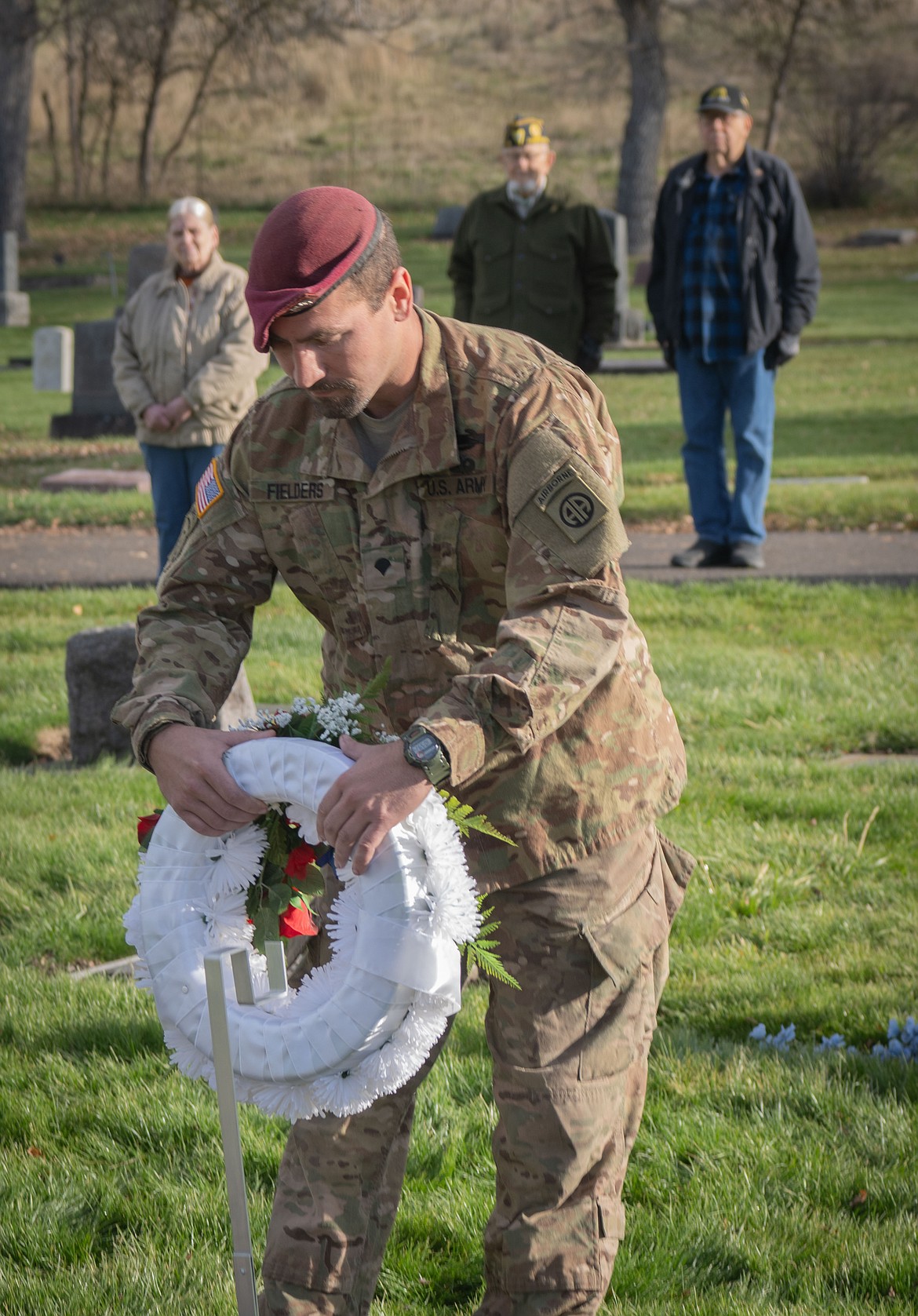 Army Airborne veteran Hunter Fielders places the veterans memorial wreath. (Tracy Scott/Valley Press)