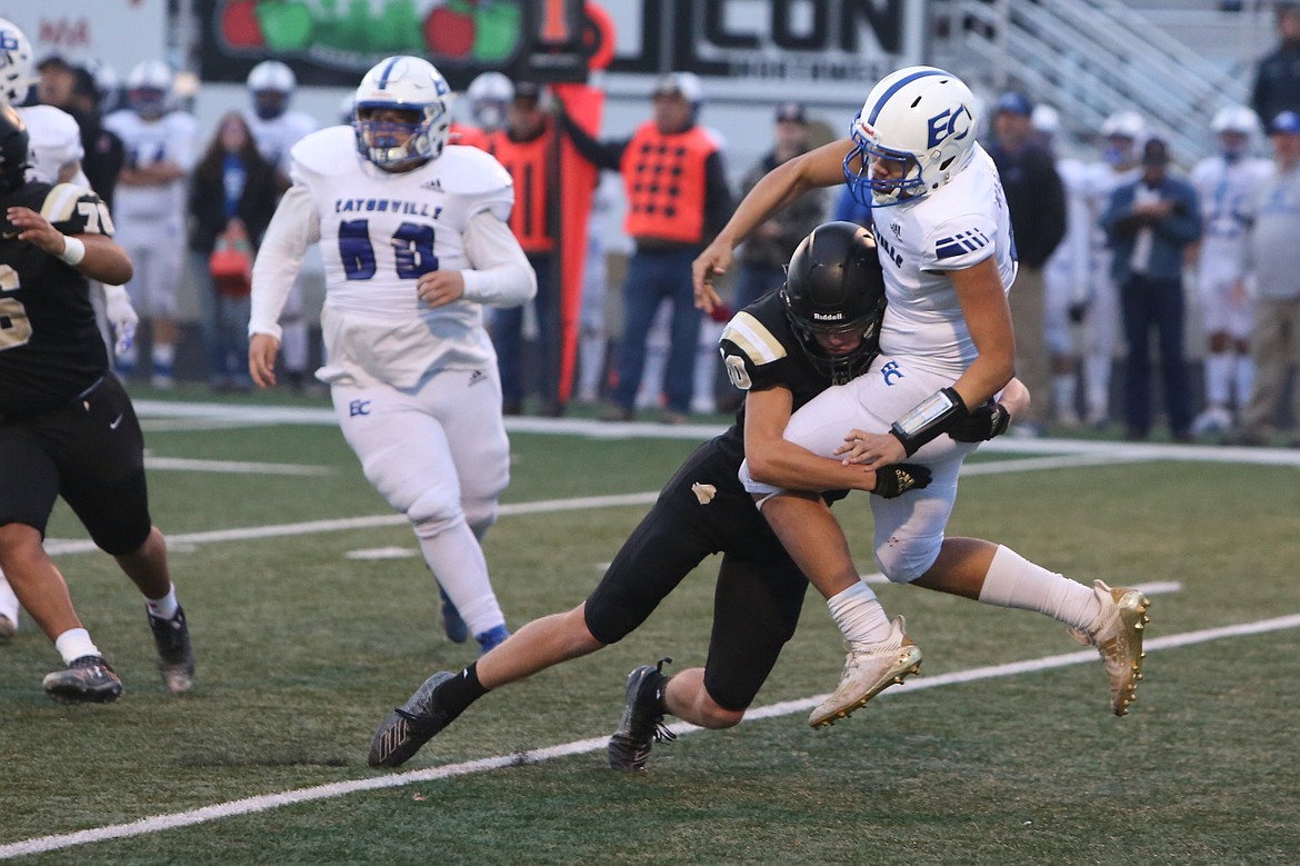 Royal junior Ben Jenks (10) pressures Eatonville quarterback Hunter Klumpar in the first quarter of the Knight’s 50-0 win.