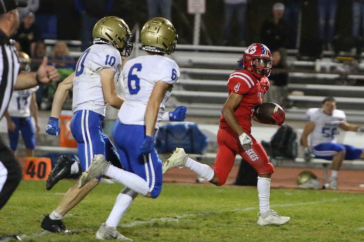 Othello senior Alex Mendez (4) runs past the Kelso defense during an Oct. 20 game. Mendez was named the Central Washington Athletic Conference’s Offensive Player of the Year.