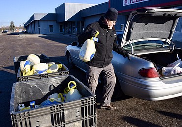 Bruce Groshong helps hand out turkeys at Flathead Food Bank for its Thanksgiving distribution in Kalispell on Friday, Nov. 17. Dozens of volunteers were on site to help serve more than 825 families. (Matt Baldwin/Daily Inter Lake)
