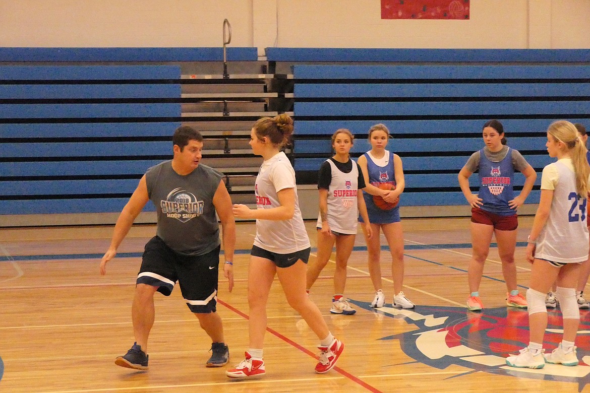 Superior Lady Bobcats head coach Jeff Schultz works with players on defensive matters during a practice this past week in Superior.  (Chuck Bandel/MI-VP)