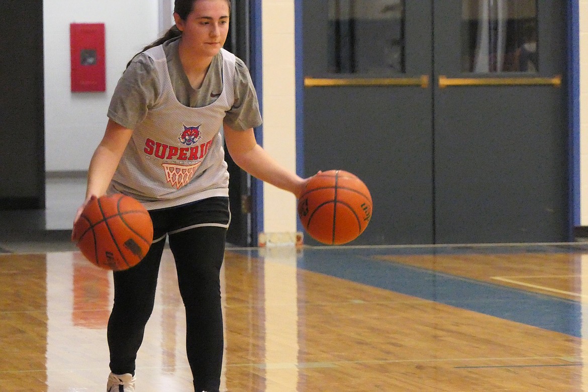 Injured senior Lanie Crabb dribbles two basketballs as part of her effort to rehab a surgically repaired knee this week at a practice in Superior.    (Chuck Bandel/MI-VP)