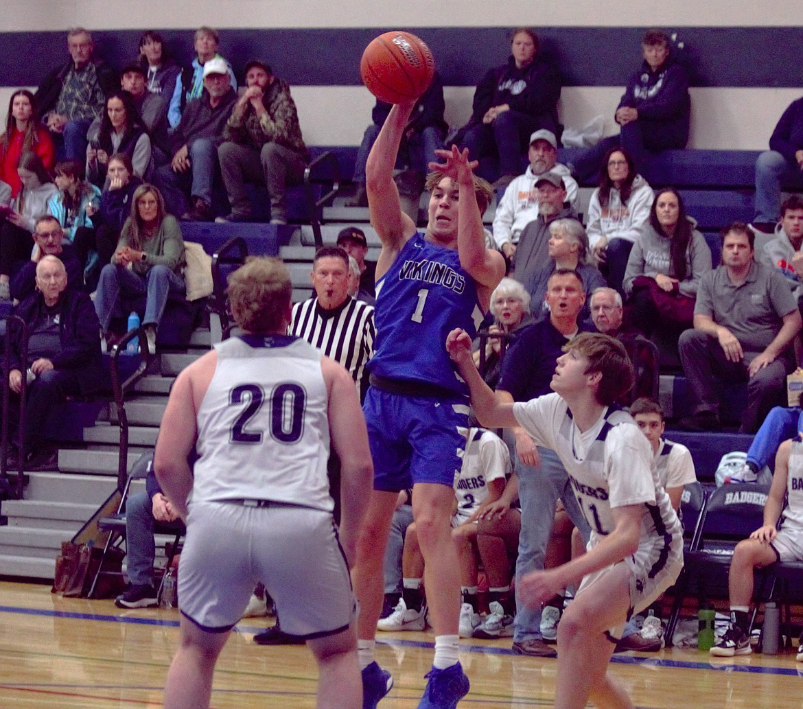 EMILY BONSANT/Bonners Ferry Herald
Logan Orchard (1) of Coeur d'Alene passes inside against Bonners Ferry on Monday night in Bonners Ferry.