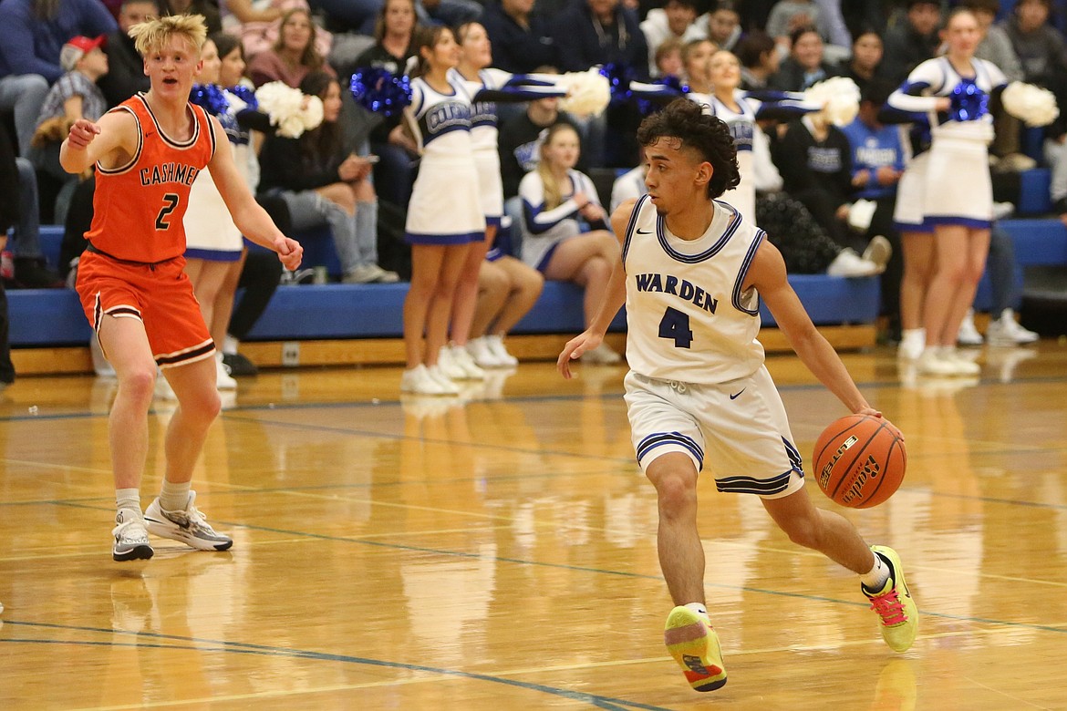 Warden senior Bubba Oronia (4) dribbles through the Cashmere defense.