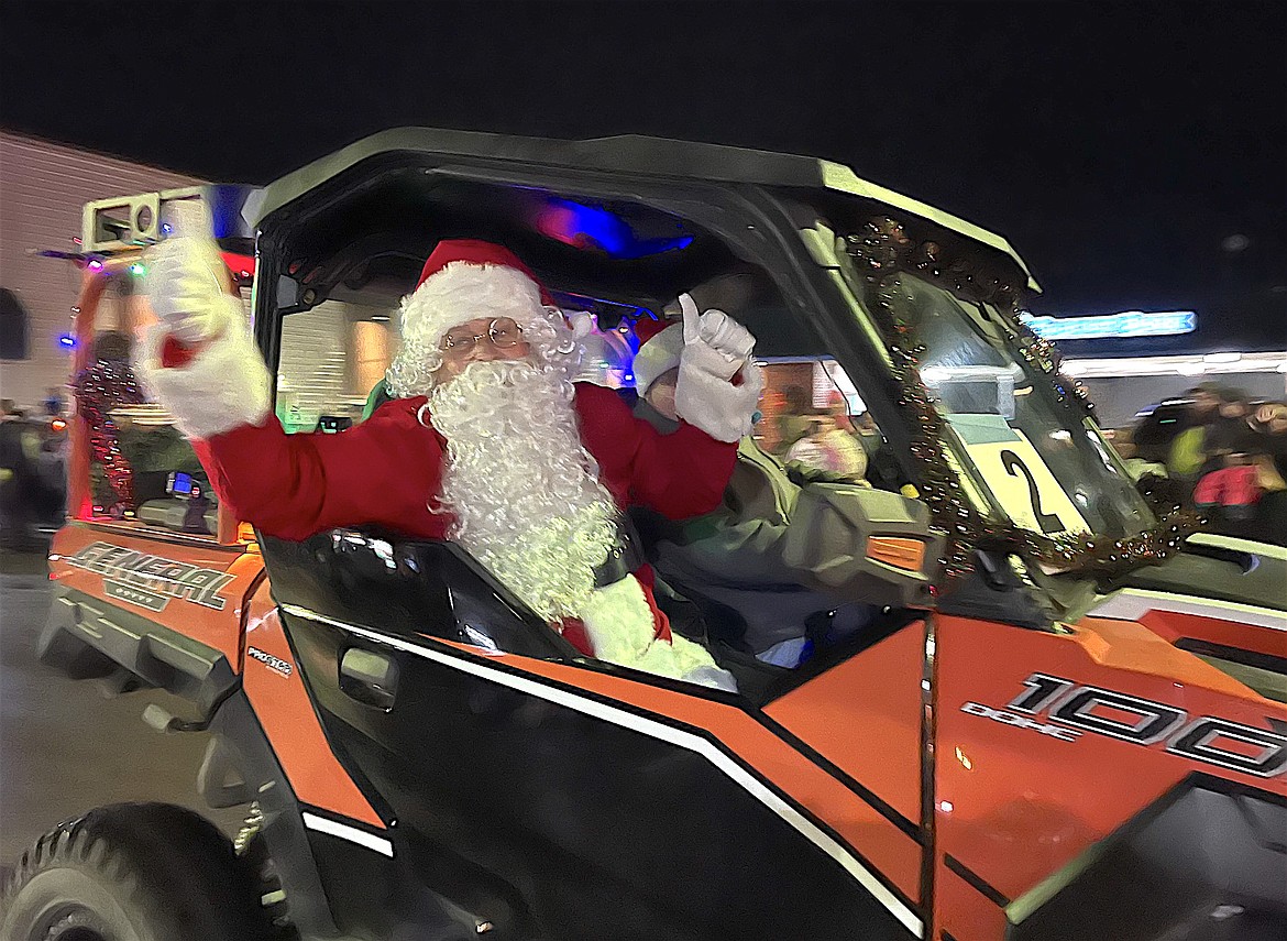 Santa gave a big thumbs-up as he cruised through Polson last Friday night. (Kristi Niemeyer/Leader)