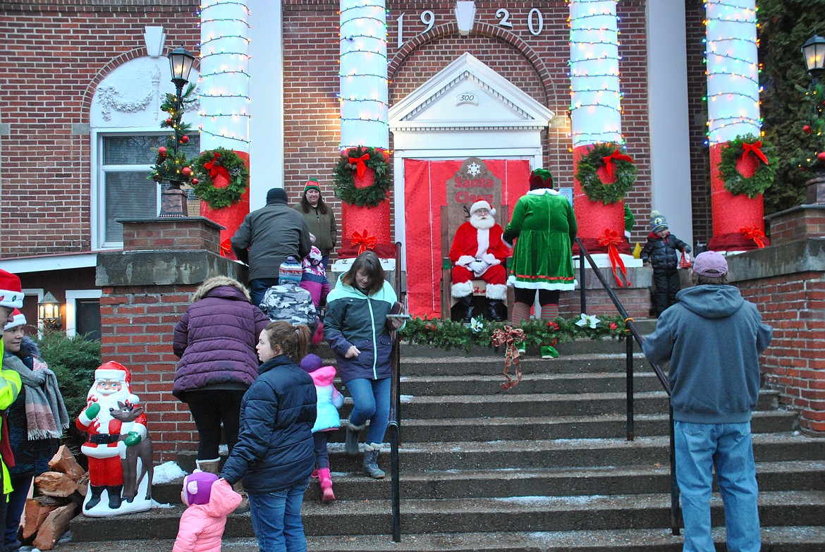 The decked out steps of the Mineral County Courthouse made for the perfect festive back drop for Santa photos. (Mineral Independent/Amy Quinlivan)