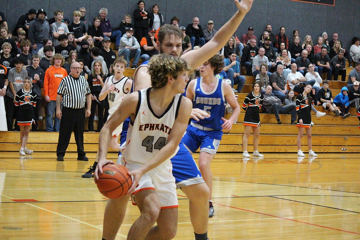 Ephrata forward Brady Hendrick (44) looks to pass in the Tigers’ game Saturday against Pullman.