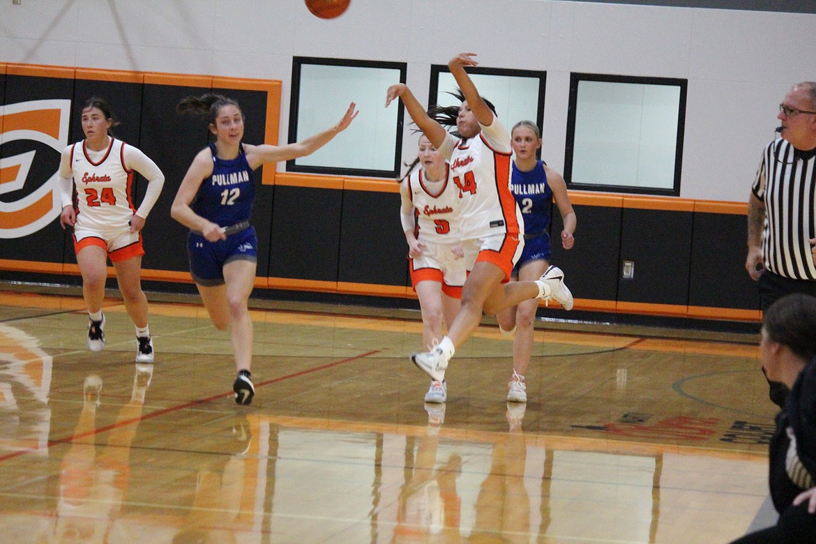 Ephrata guard Alessa Soto (14) fires the ball downcourt against the Pullman defense.