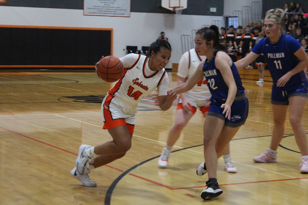 Ephrata guard Alessa Soto (14) drives to the basket.