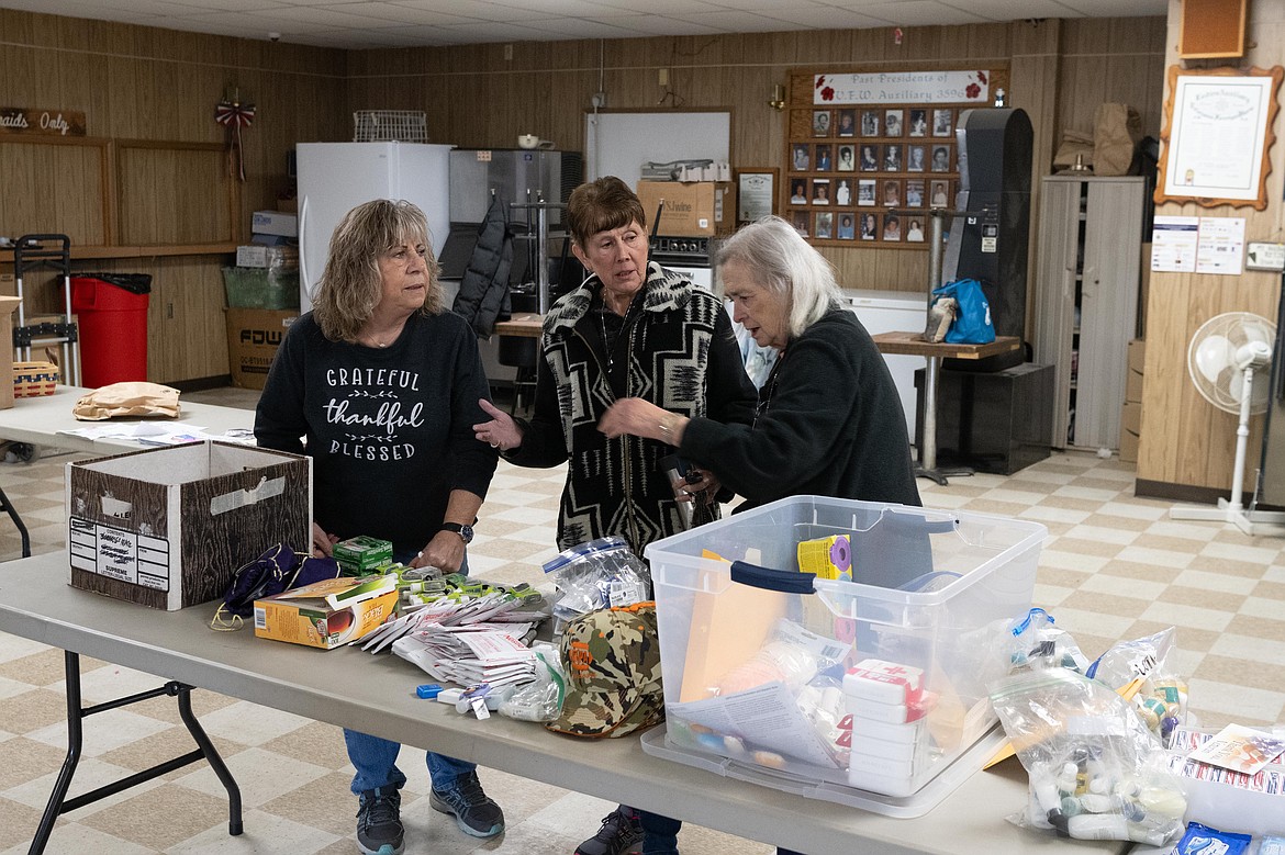 Volunteers Linda Barnes, Linda Grey and Nora Verpooten. (Tracy Scott/Valley Press)